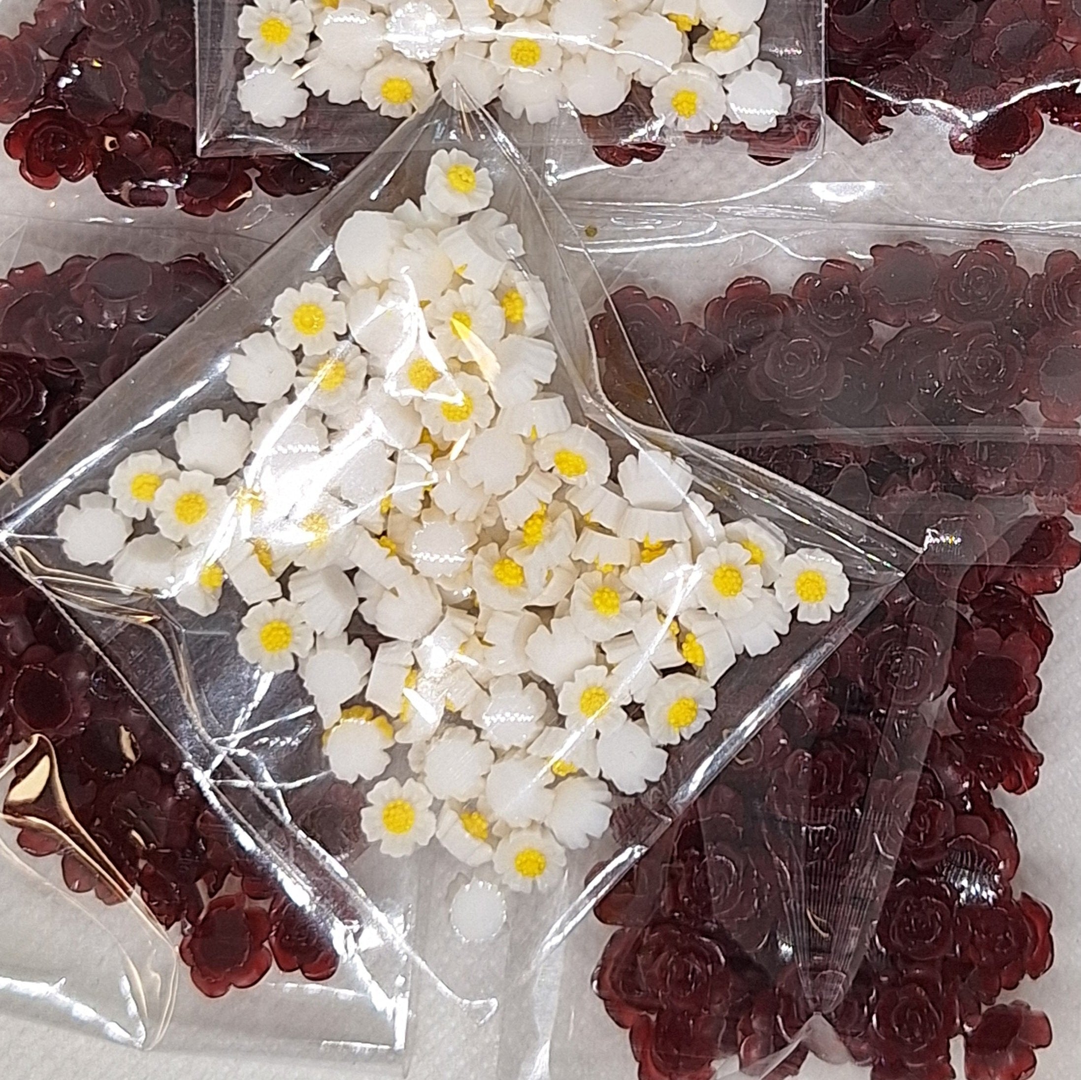 resin with flowers, resin Flowers, resin flower preservation, resin flower jewelry, preserved flowers in resin, preserved flower in resin, preserve flowers in resin, how to preserve flowers in resin, flowers resin, flowers in resin, epoxy resin flowers, epoxy flower

